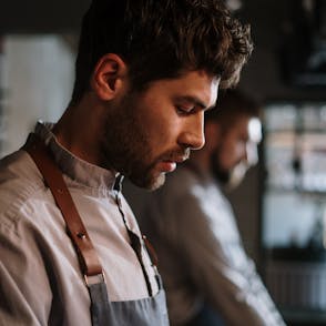 Restaurant Cheff mounting a dish